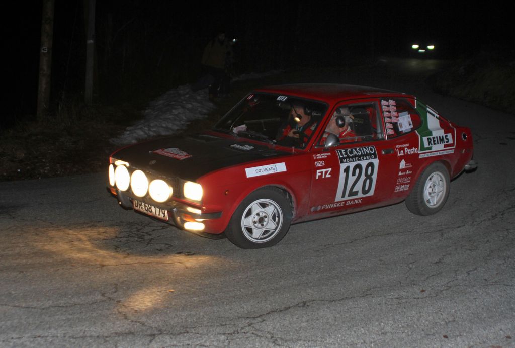 Arne Pagh fra Strib og Lars Hindsgaul fra Assens, her på vej ned ad Col de l’Echarrason, har haft en fin dag i bjergene og er bedste danskere som nr. 15 i deres Fiat 128 Coupé fra 1972
(Foto: Mogens Reidl)